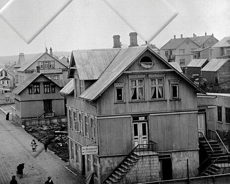 Hverfisgata 40 árið 1906. Á auglýsingaskilti utan á húsinu stendur Jón Hermannsson úrsmiður. Ljósmyndasafn Reykjavíkur. Hluti myndar nr. ÁBS 1-1461.jpg. Sótt 5. október 2023 af https://ljosmyndasafn.reykjavik.is/